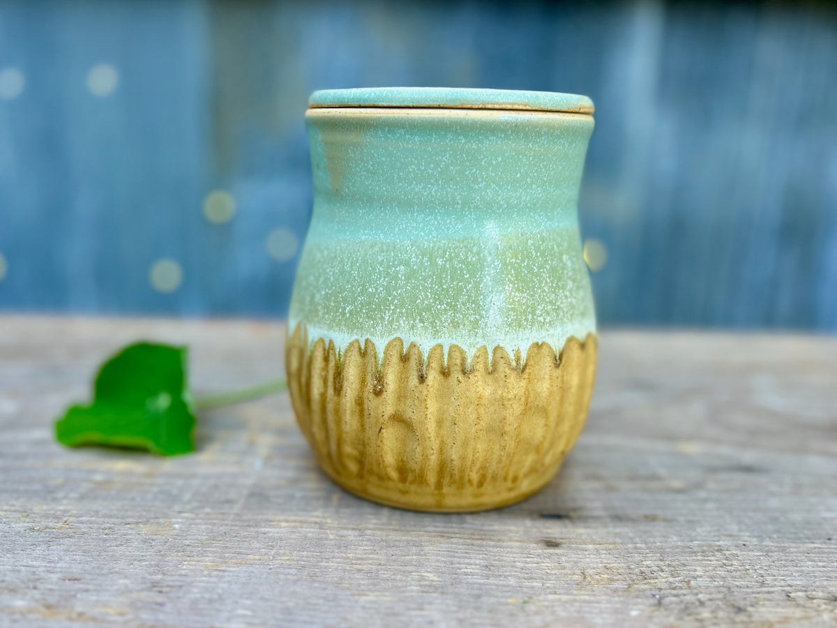 Maple & Flora Vase w/ Frog Lid