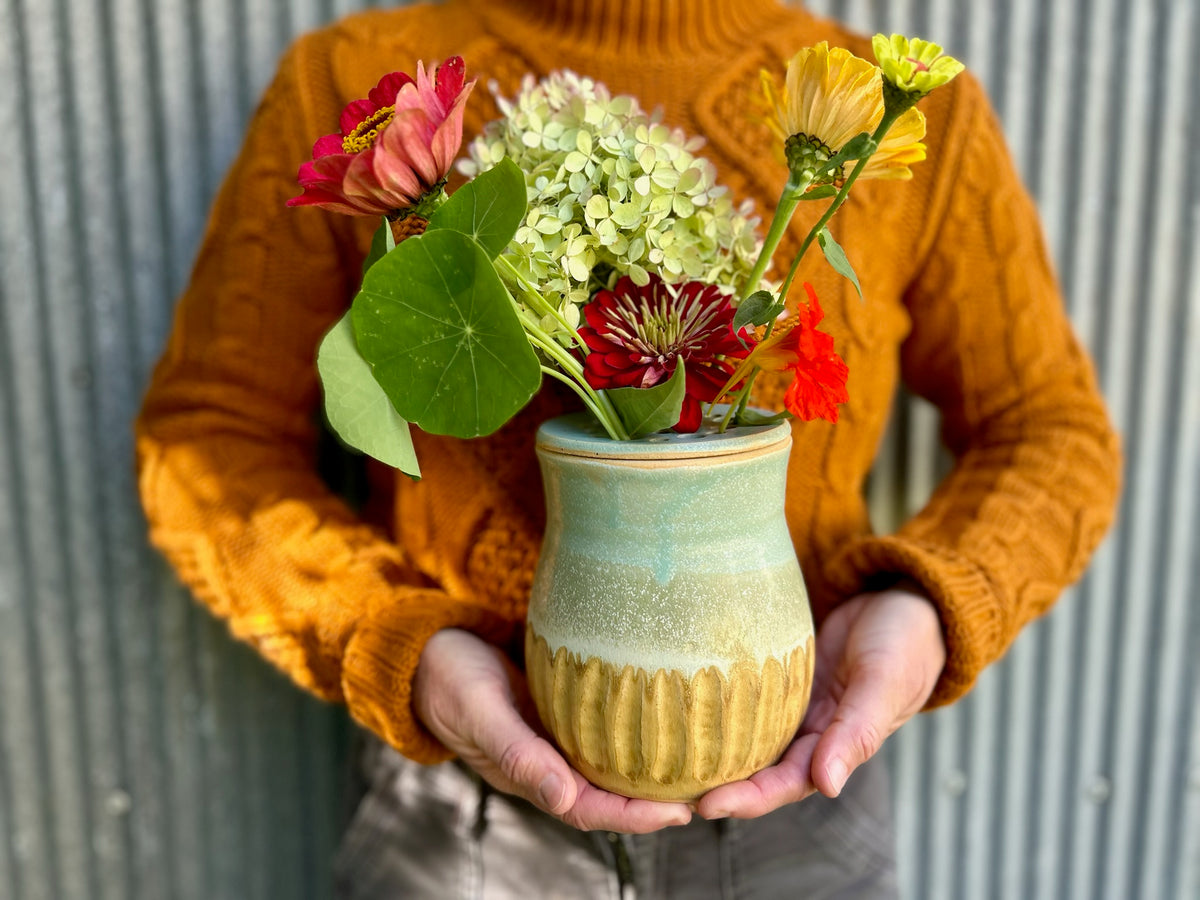 Maple & Flora Vase w/ Frog Lid